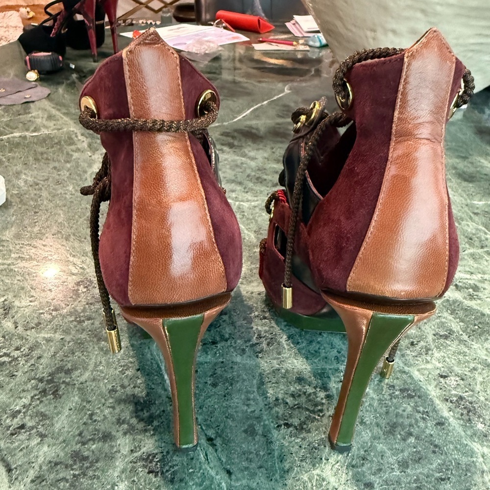 Louis Vuitton Spicy Runway 2009 Burgundy Suede Embellished Platform Heels | Rare - Picture 15 of 17